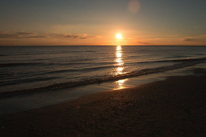 Op het strand van Blåvand bij zonsondergang aan zee van Martin Köbsch