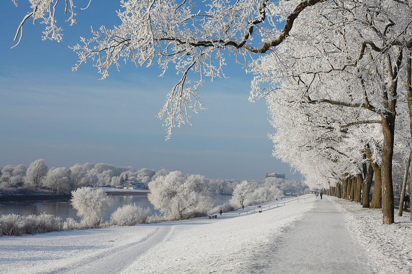 Verschneiter Osterdeich mit Weser, von Torsten Krüger