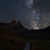 Voie lactée et étoiles au-dessus des montagnes des Alpes françaises. sur Jos Pannekoek
