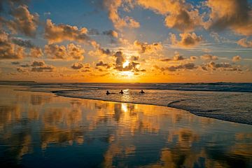 Schöner Sonnenuntergang an der Nordsee mit Surfern im Wasser in den Niederlanden von Eye on You