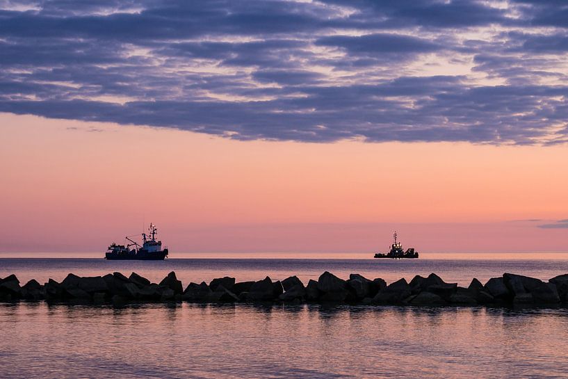 Schiffe an der Küste der Ostsee im Sonnenuntergang van Rico Ködder