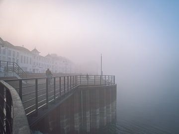 Mist in Zutphen aan de IJsselkade van Suzan Brands