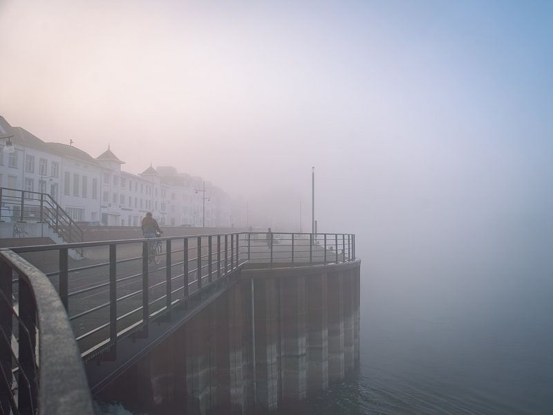 Mist in Zutphen aan de IJsselkade van Suzan Brands