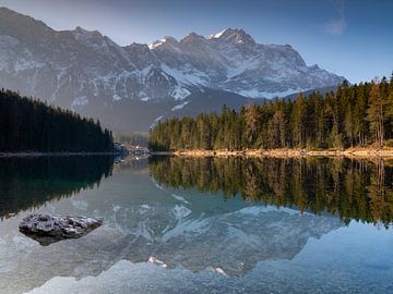Morning mood at the Eibsee with reflection of the Zugspitze