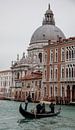 Gondolas op kanaal van oude stad Venetie, Italie van Joost Adriaanse thumbnail