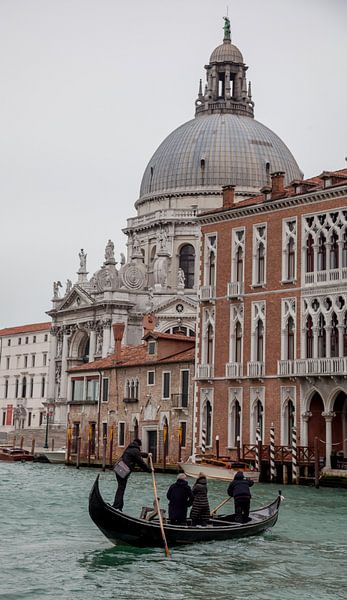 Gondolas op kanaal van oude stad Venetie, Italie van Joost Adriaanse