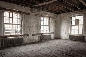Verlassene Schulgebäude Innenraum mit beschädigten Böden und Decke