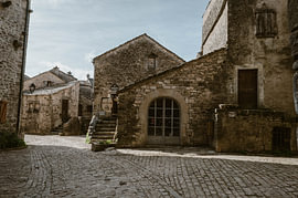 Mittelalterlicher Dorfplatz aus Stein mit Kopfsteinpflaster in Südfrankreich von Fechita Florentina Catalina