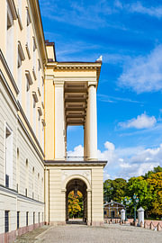 Blick auf das Königliche Schloss mit Säulen in Oslo, Norwegen von Rico Ködder
