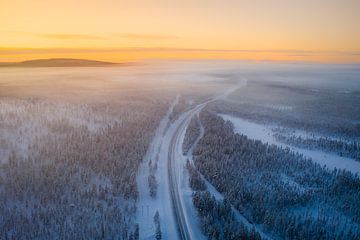 Roadtrip in winters Zweden bij zonsondergang van Martijn Smeets