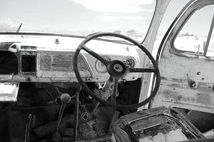 Interieur oude verroeste kapotte auto. Zwart wit karakteristiek vintage