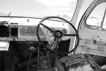 Innenraum altes rostiges kaputtes Auto von Bobsphotography