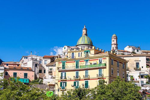Huizen in de stad Vietri sul Mare aan de Amalfikust in Italië