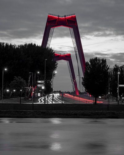 Willemsbrücke Rotterdam schwarz-weiß-rot