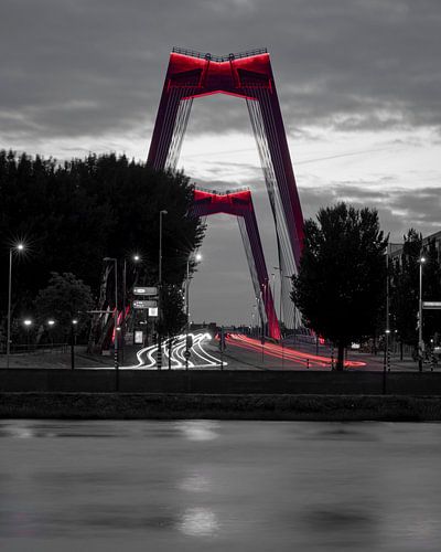 Willemsbrug Rotterdam zwart-wit-rood