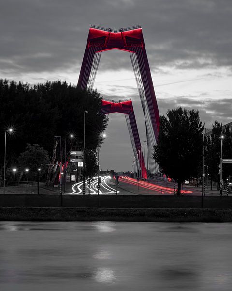Willemsbrug Rotterdam zwart-wit-rood par Edwin Muller