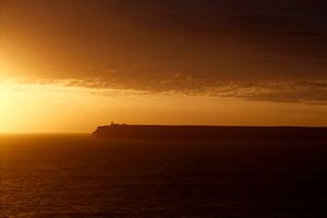 Sonnenuntergang am Leuchtturm Cabo de São Vicente in Sagres - Portugal von Jacqueline Lemmens