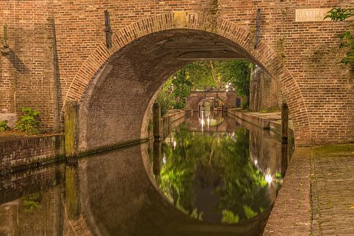 Nieuwegracht  en Paulusbrug in Utrecht in de avond 