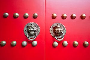 Klassisches chinesisches rotes Tor mit kupfernen Türklopfern