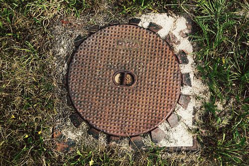 Closing cover between grass