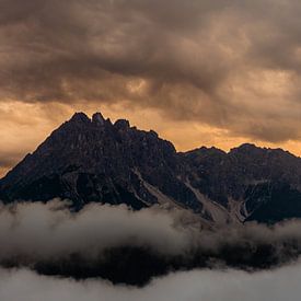 Nuages d'orage pendant le coucher du soleil dans les montagnes | Autriche, Suisse, Italie sur Sjaak den Breeje