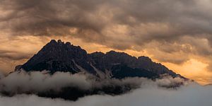 Donderwolken tijdens zonsondergang in de bergen | Oostenrijk, Zwitersland, Italie van Sjaak den Breeje