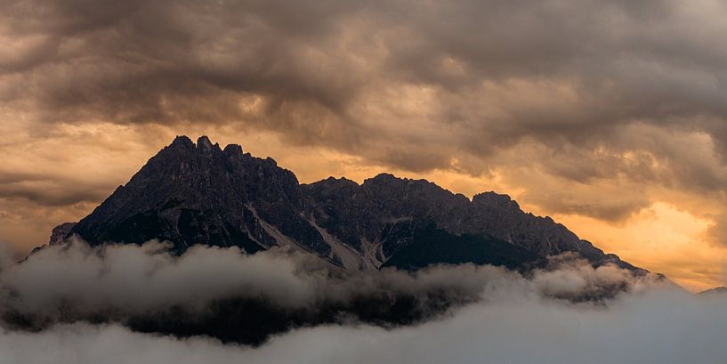 Gewitterwolken bei Sonnenuntergang in den Bergen | Österreich, Schweiz, Italien von Sjaak den Breeje