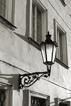 Lamp op de gevel van een oud huis in de oude stad van Praag
