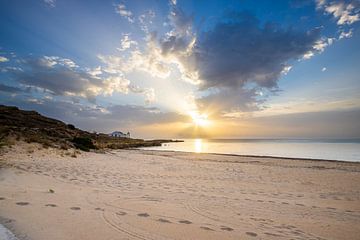 Plage avec église grecque et lever de soleil en arrière-plan sur Fotos by Jan Wehnert