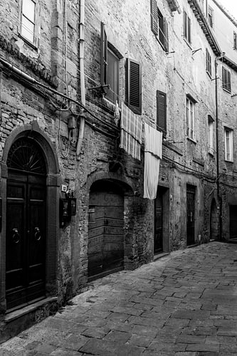 Wäsche, die in den Straßen von Volterra in der Toskana, Italien, trocknet.