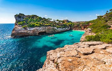 Idyllisch strandgezicht op het eiland Mallorca, Spanje van Alex Winter