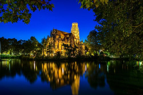 Duitsland, Verlichte kerk die in water in de stad van stuttgart nadenken