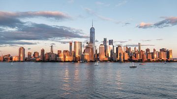 Ligne d'horizon de la ville de New York, coucher de soleil, heure dorée. sur Marieke Feenstra