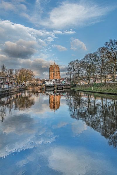Die Oldehove in Leeuwarden spiegelt sich im Stadtkanal wider. von Harrie Muis