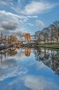 Die Oldehove in Leeuwarden spiegelt sich im Stadtkanal wider. von Harrie Muis Miniaturansicht