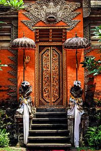 Ingang Hindoe tempel in Ubud Bali Indonesië van Dieter Walther