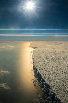 Harde rand van een wolkendek boven de Middellandse Zee voor de Côte d'Azur, Frankrijk