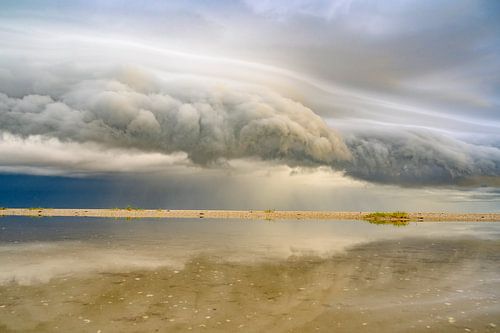 Zonsopgang op het strand van Texel met een naderende stormwolk