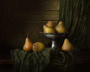 Modern stilleven,  peren op een schaal van Silvia Thiel