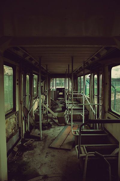 Die Stille nach dem Sturm: Geschichten aus dem Inneren einer vergessenen Straßenbahn von Melvin Meijer