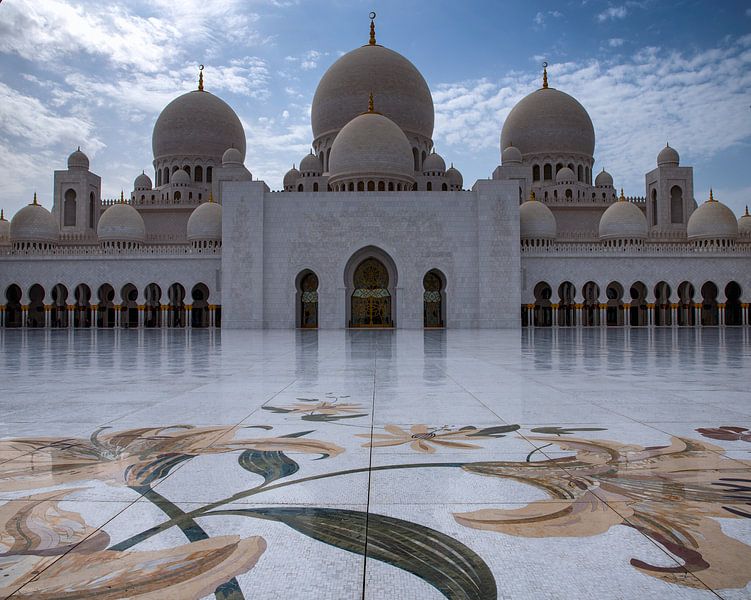 Marmeren bloemen op de vloer van Sheikh Zayed Mosque in Abu Dhabi van Rene Siebring