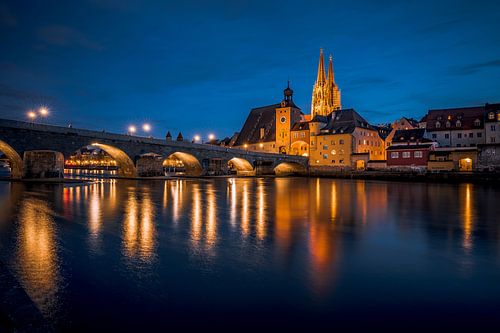 Pont de pierre de Ratisbonne le soir avec la cathédrale et le Danube la nuit