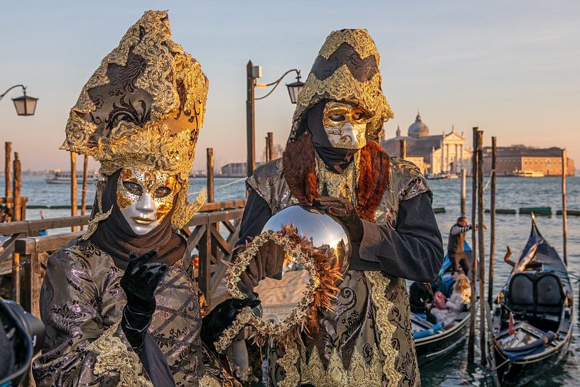 Carnaval de Venise - Costumes devant les gondoles de la place Saint-Marc par t.ART