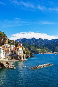 Blick auf Atrani an der Amalfiküste in Italien