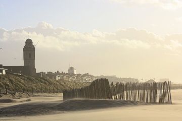 Strand met Oude kerk (Andreaskerk) en vuurtoren te Katwijk aan zee van O uwehand