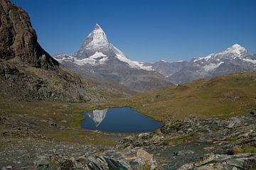 De Matterhorn spiegelend in de Riffelsee in het mooie Zwitserse landschap
