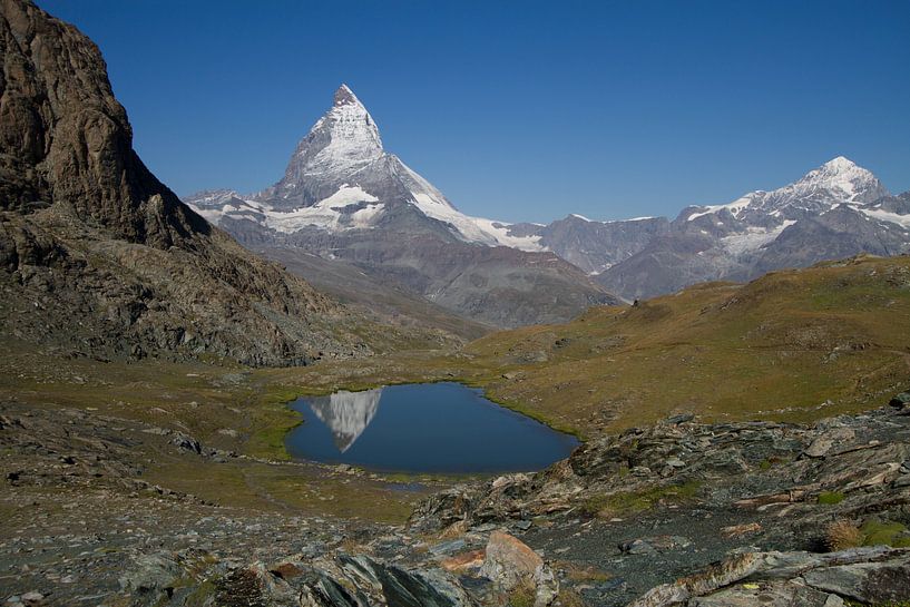 De Matterhorn spiegelend in de Riffelsee in het mooie Zwitserse landschap par Paul Wendels