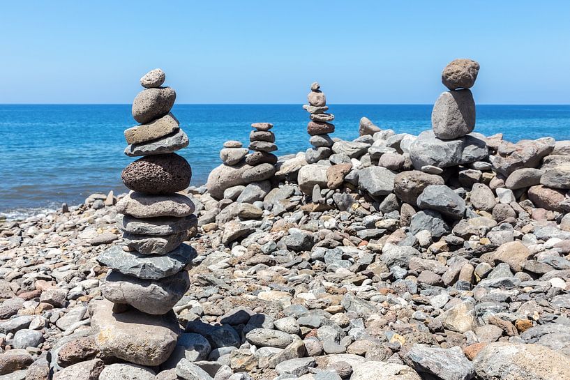 Gestapelte Steine am Strand in Madeira Portugal von Ben Schonewille