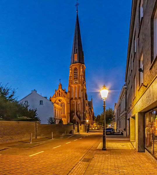 De Sint Pauluskerk in Vaals tijdens de avond van John Kreukniet