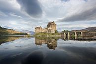 Eilean Donan Castle mit Reflexion in Schottland von iPics Photography Miniaturansicht